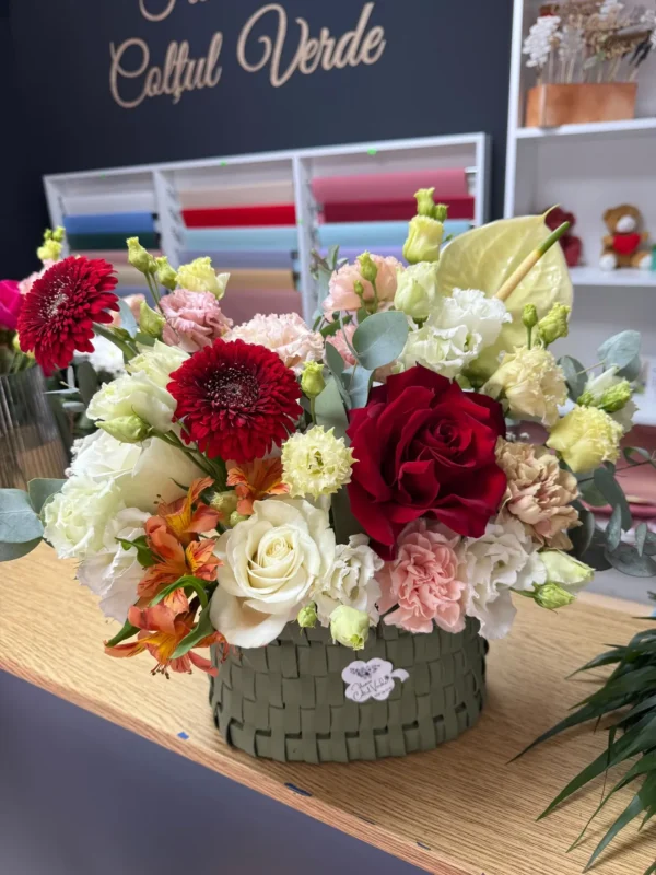 Aranjament cu trandafiri roșii, gerbera și anthurium