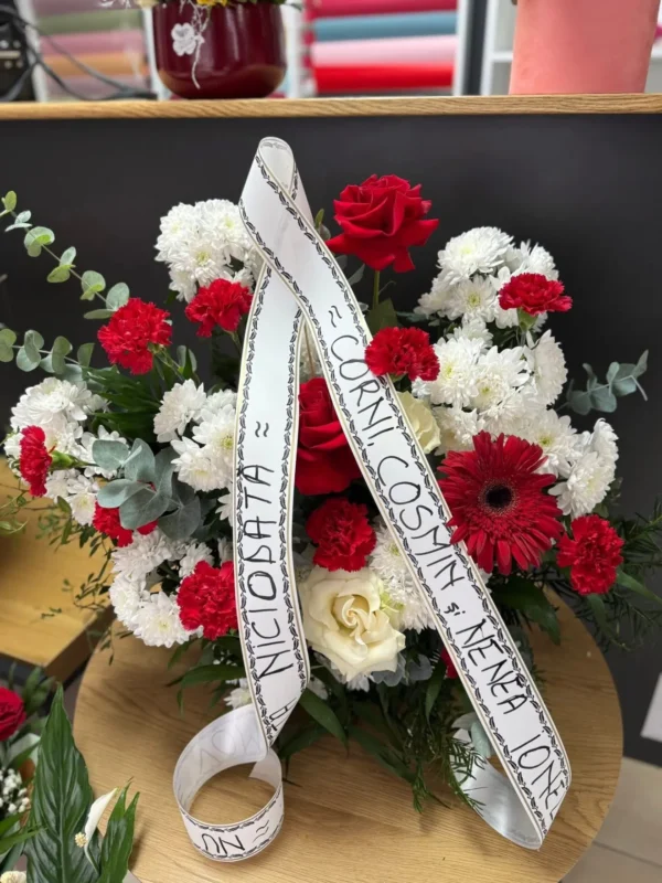 Aranjament funerar cu flori roșii și albe