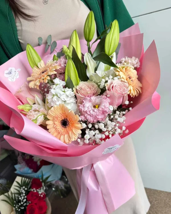 Buchet cu trandafiri, crini și gerbera