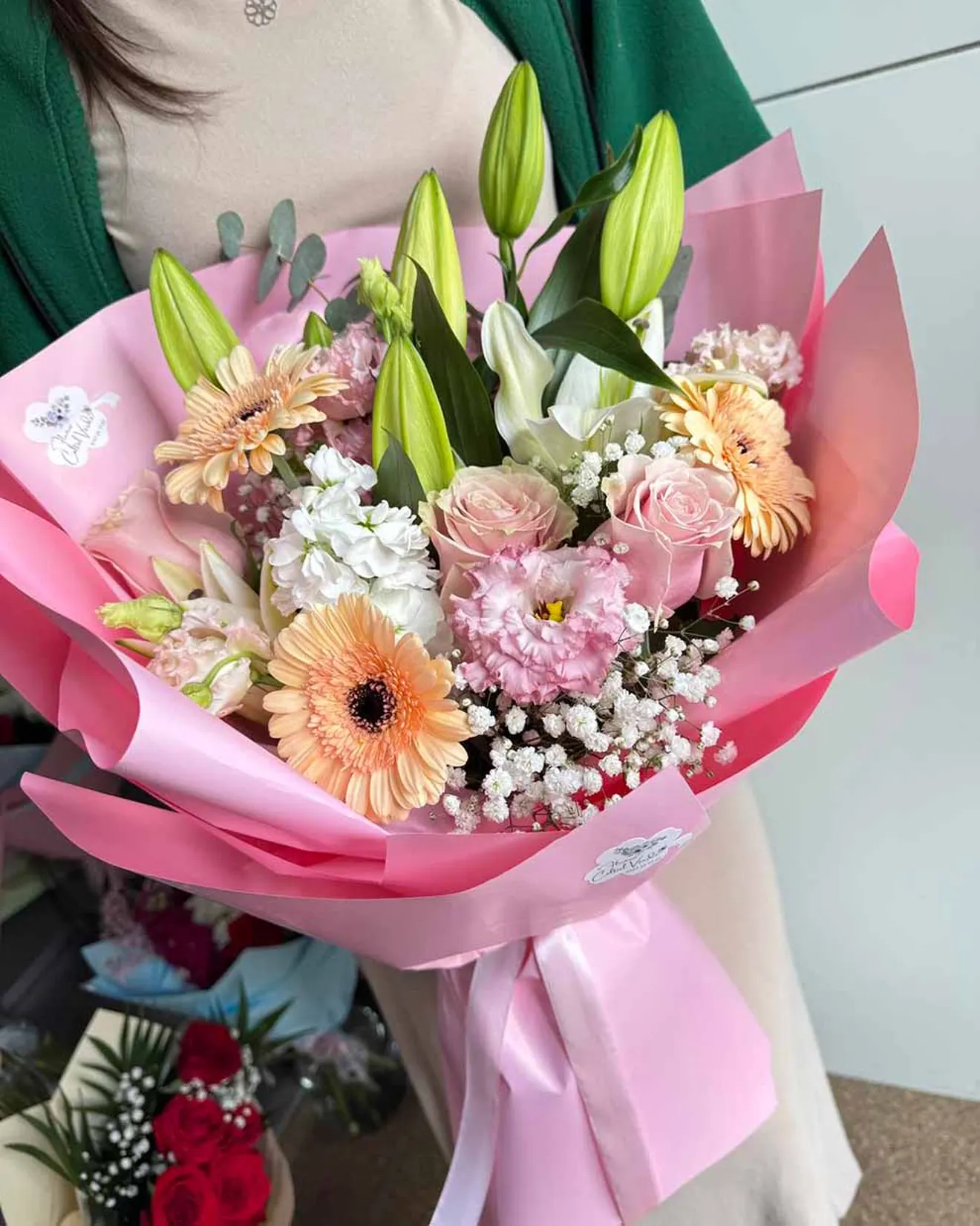 Buchet cu trandafiri, crini și gerbera