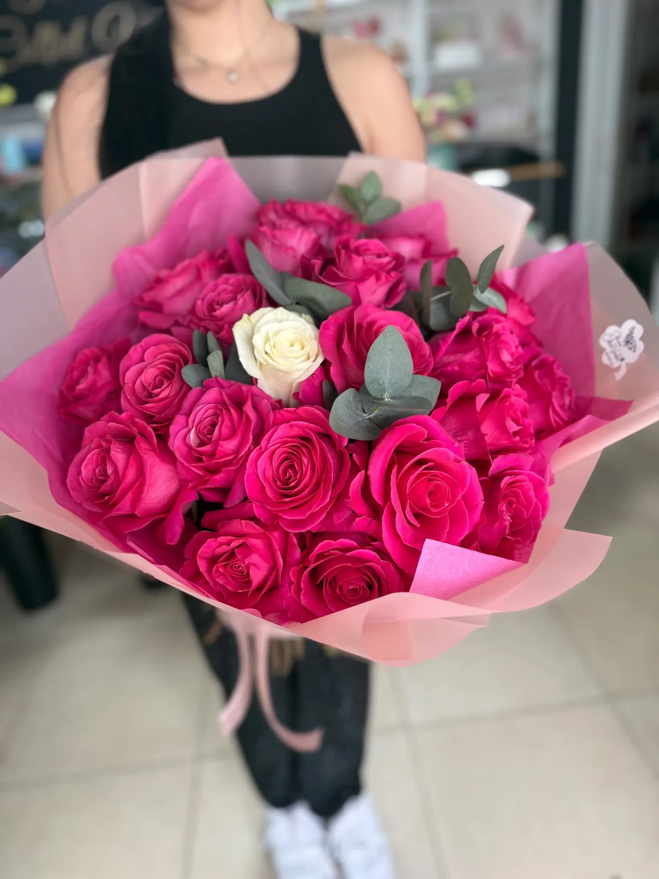 Buchet cu trandafiri fucsia și eucalipt