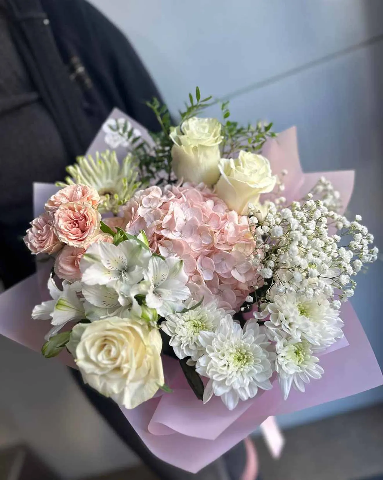 Buchet cu trandafiri, hortensie și gipsophila