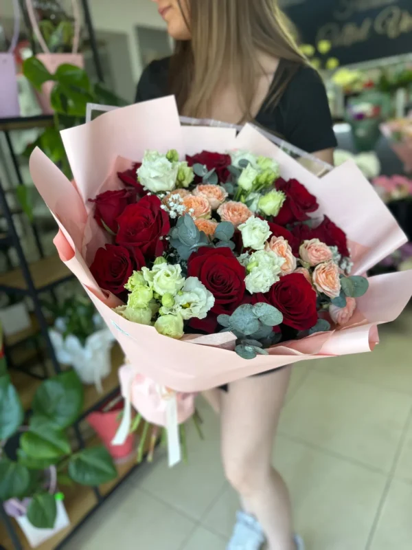 Buchet cu trandafiri roșii, eustoma și trandafiri peach