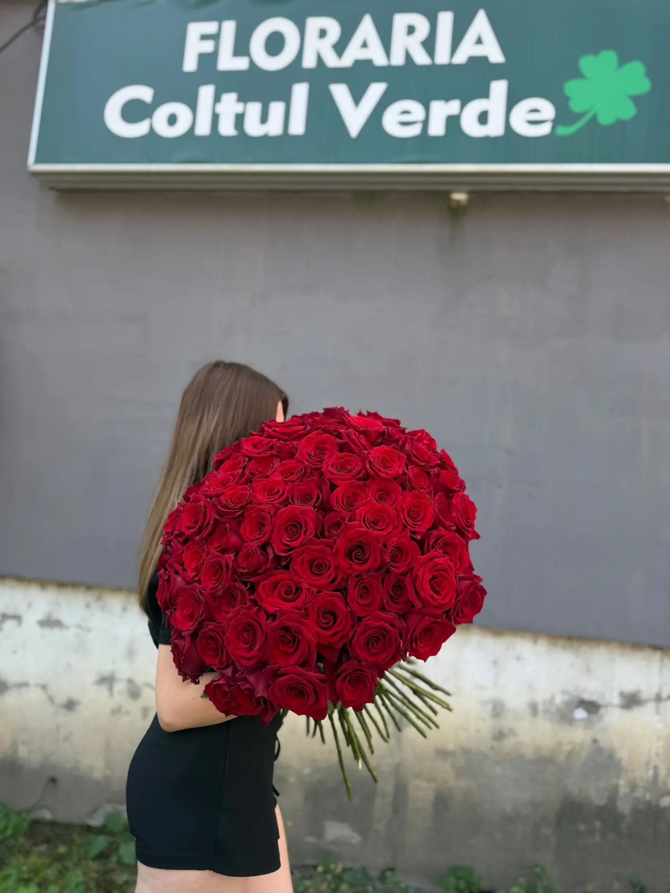 Buchet cu trandafiri roșii în formă sferică