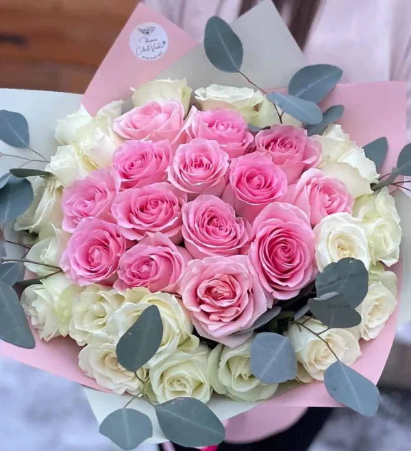 Buchet cu trandafiri roz și alb