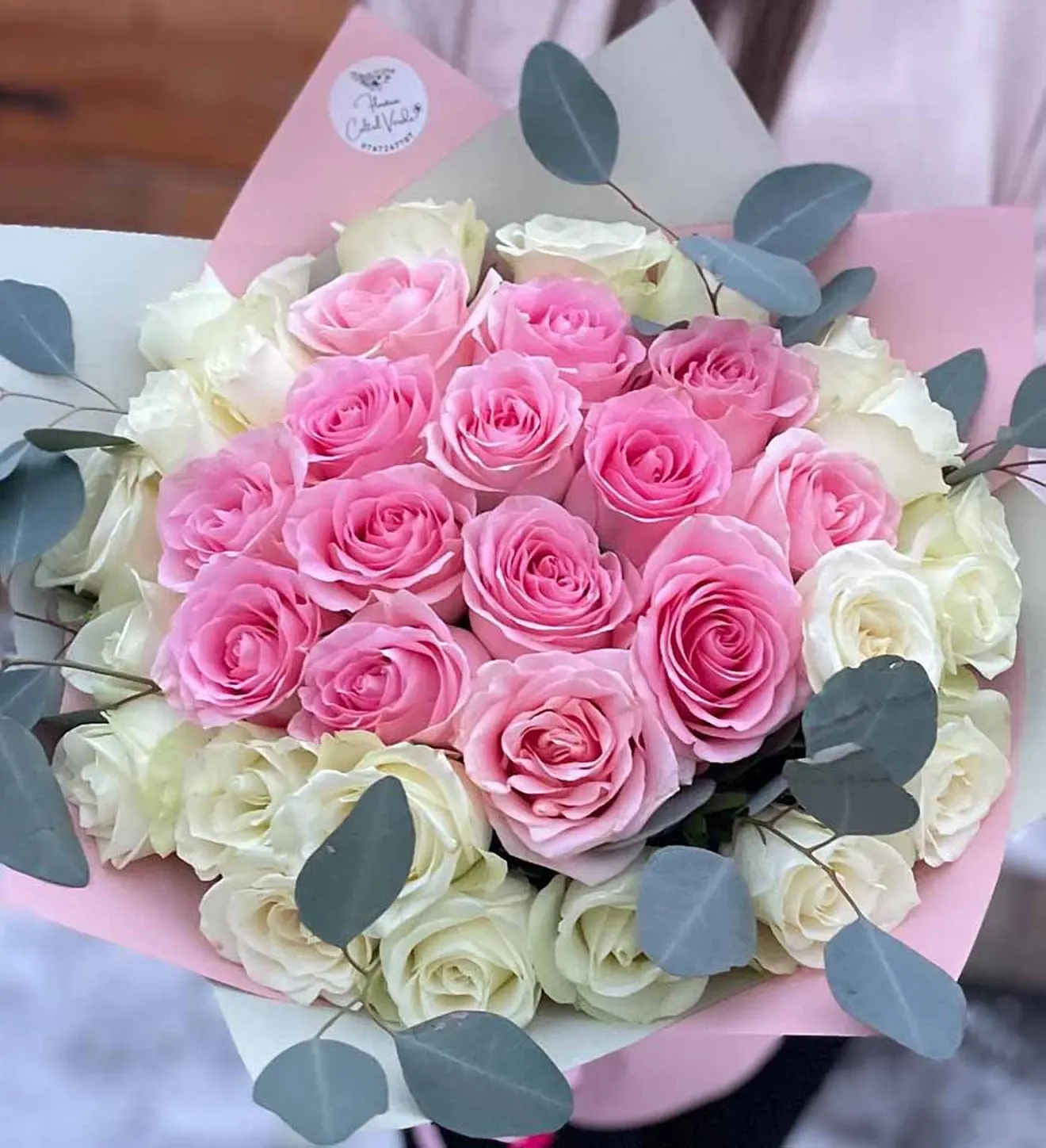 Buchet cu trandafiri roz și alb