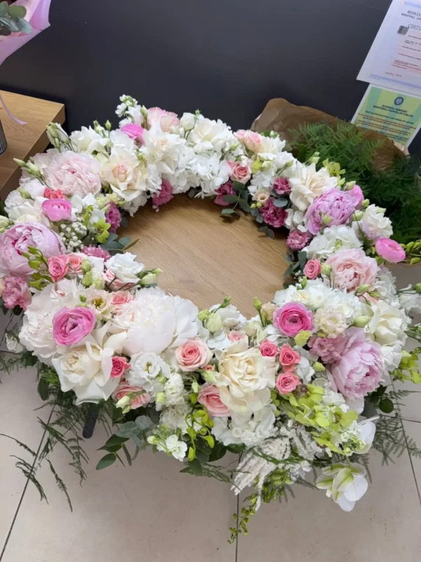Coroană funerară în nuanțe de alb și roz deschis
