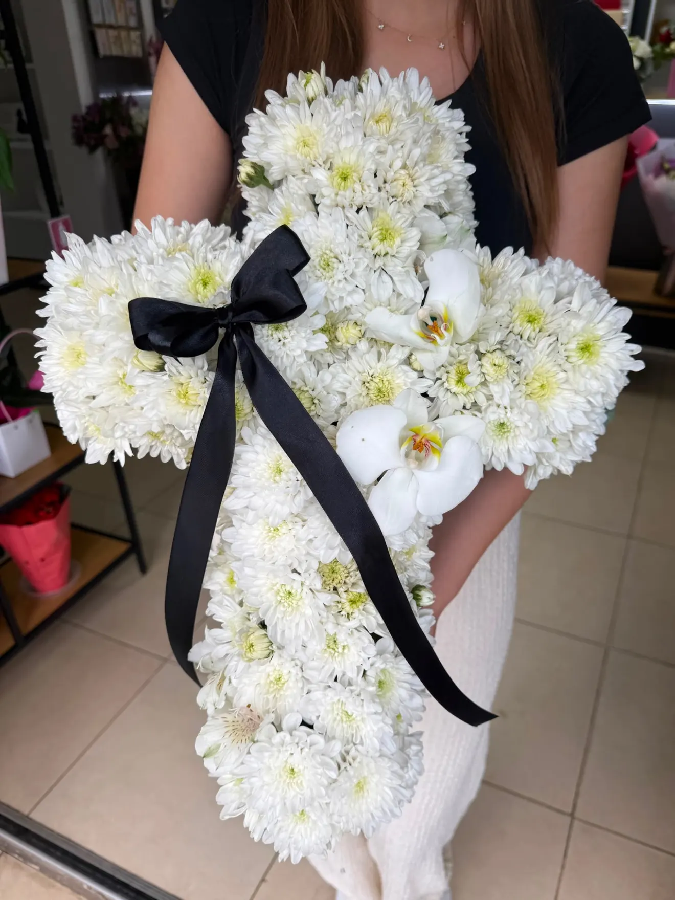 Cruce funerară cu orhidee și crizanteme