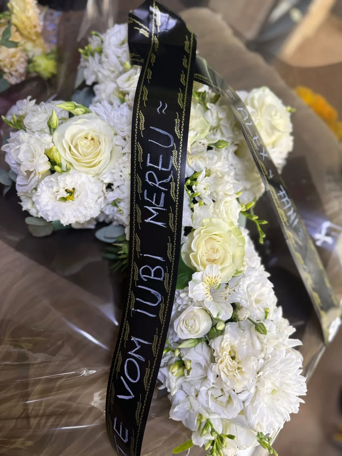 Cruce funerară cu trandafiri și crizanteme