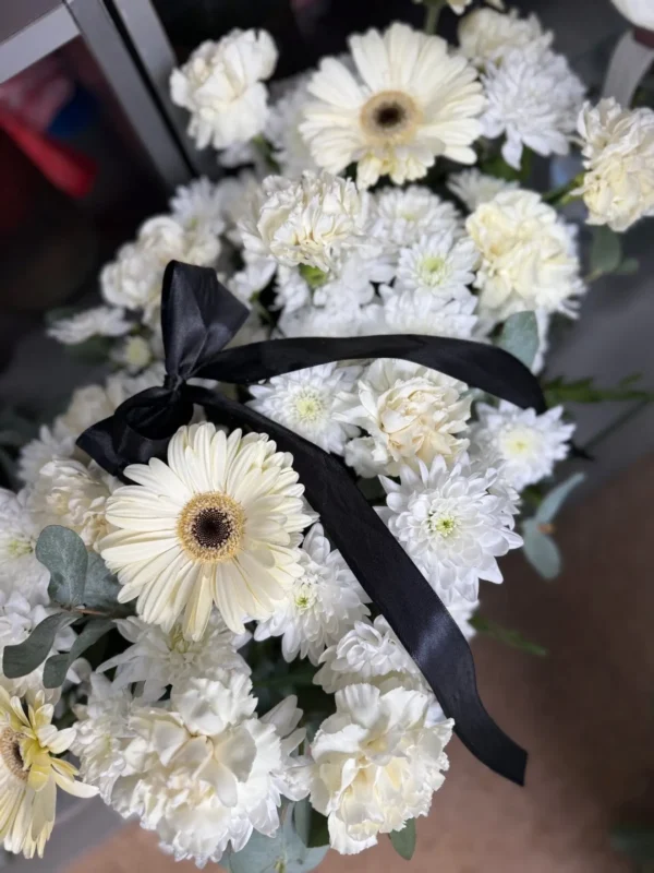 Jerbă funerară cu crizanteme și gerbera